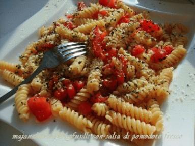 Fusilli con salsa di pomodoro fresco